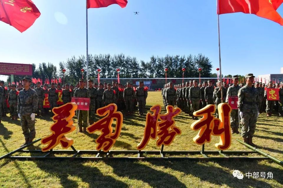 获胜团队表现优秀，赢得掌声连连，士气高昂