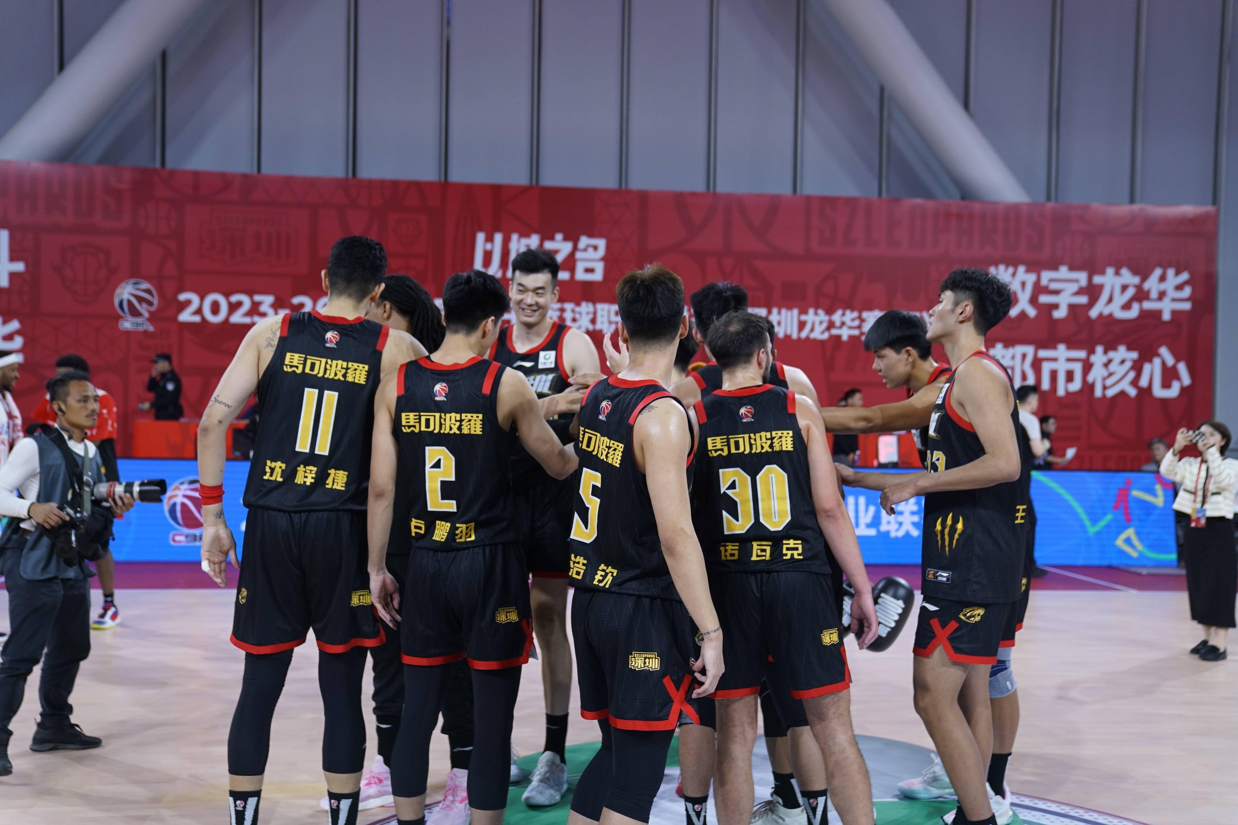 深圳队在主场表现出色，取得胜利